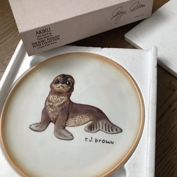 1979 Roger Brown seal pup plate in like new condition. - Picture 3 of 16
